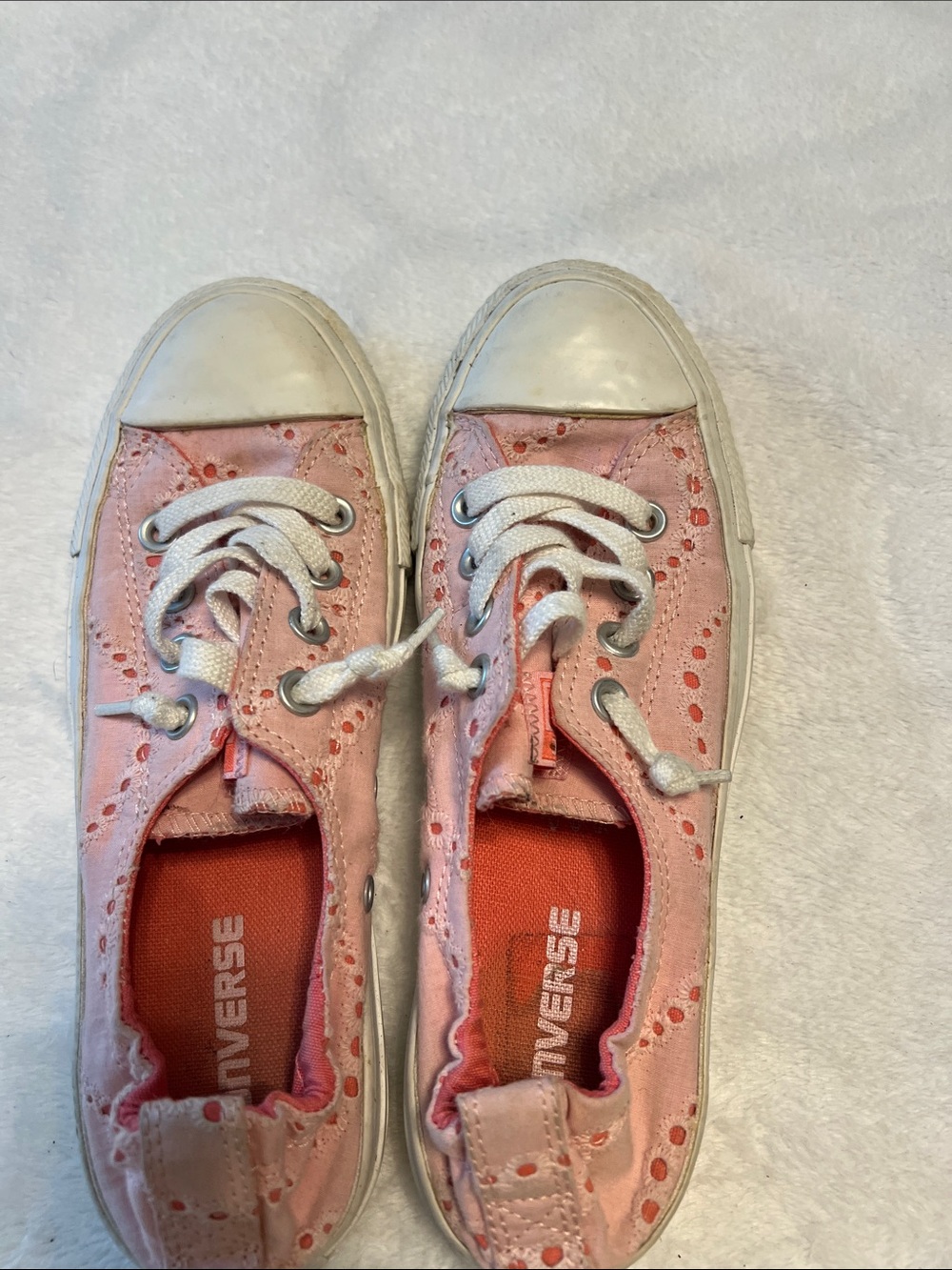 Converse women’s Pink Eyelet Low Top Sneakers size 7